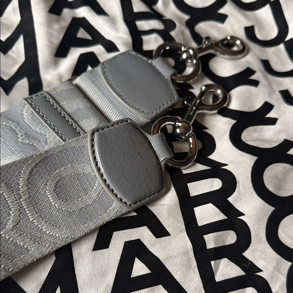 Stylish Silver Women's Accessory - Picture 2 of 3